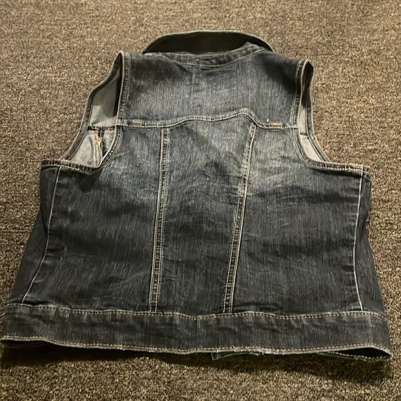 Maurices Brand Women's size Medium dark Wash Denim Vest Button up Style - Picture 5 of 5